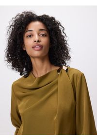 Reserved - Bluzka z ozdobnym detalem - oliwkowy. Kolor: oliwkowy. Materiał: tkanina #1