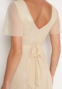 Born2be - Beżowa Kopertowa Rozkloszowana Sukienka z Wiązaniem w Talii Kolea. Okazja: na wesele, na ślub cywilny, na studniówkę, na imprezę. Typ kołnierza: dekolt w kształcie V. Kolor: beżowy. Długość rękawa: krótki rękaw. Typ sukienki: kopertowe. Styl: klasyczny, elegancki #5