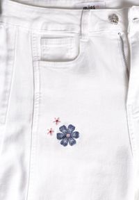 Born2be - Białe Jeansy Balloon z Wysokim Stanem Zdobione Haftem w Kwiaty Thertheris. Okazja: na co dzień, do pracy, na spotkanie biznesowe. Stan: podwyższony. Kolor: biały. Wzór: kwiaty, aplikacja, haft. Styl: biznesowy, klasyczny, casual #6