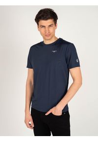 North Sails X Prada T-shirt "Mistral" | 45 2303 000 | T-shirt Mistral | Mężczyzna | Granatowy. Okazja: na co dzień. Kolor: niebieski. Materiał: poliester. Wzór: nadruk, aplikacja. Styl: casual