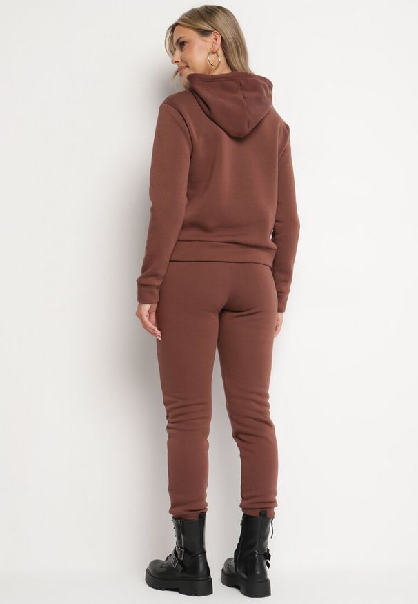 Born2be - Brązowy Ocieplany Komplet Dresowy z Bawełny Joggery i Bluza z Kapturem i Nadrukiem Filola. Kolor: brązowy. Materiał: bawełna, dresówka. Wzór: nadruk