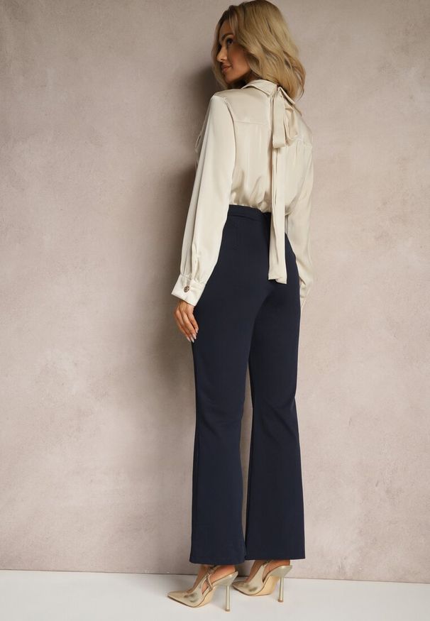 Renee - Granatowo-Beżowy Kombinezon z Koszulową Górą Zdobiony Wiązaniem i Eleganckimi Guzikami Eliti. Okazja: na spotkanie biznesowe. Kolor: niebieski. Długość rękawa: długi rękaw. Długość: długie. Wzór: aplikacja. Styl: elegancki