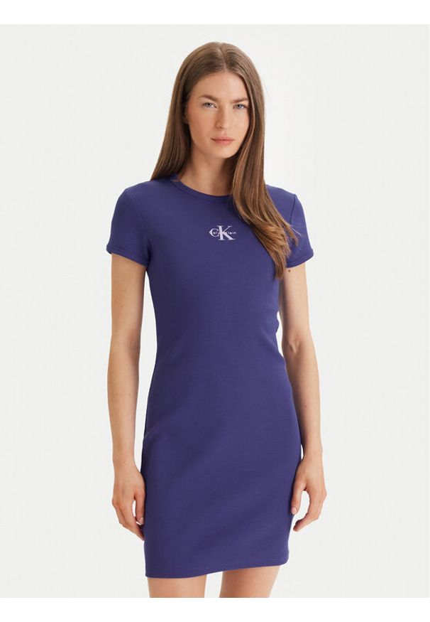Calvin Klein Jeans Sukienka codzienna Monologo Baby LV047F241G Fioletowy Slim Fit. Okazja: na co dzień. Kolor: fioletowy. Materiał: bawełna. Typ sukienki: proste. Styl: casual