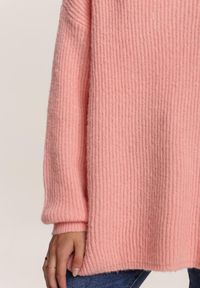 Renee - Łososiowy Golf Oversize Malia. Okazja: na co dzień. Typ kołnierza: golf. Kolor: różowy. Materiał: jeans, dzianina, wiskoza, skóra. Długość rękawa: długi rękaw. Długość: długie. Wzór: prążki, ze splotem. Styl: casual, klasyczny