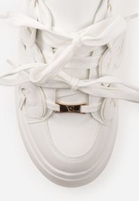 Born2be - Białe Płaskie Sneakersy Vices z Podwójnym Sznurowaniem ze Zdobieniem 3D Nelarissa. Okazja: na co dzień. Zapięcie: sznurówki. Kolor: biały. Materiał: jeans, bawełna. Wzór: aplikacja. Obcas: na obcasie. Wysokość obcasa: niski #5