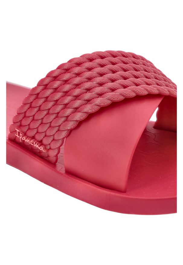 Czerwone Klapki Ipanema Modne Wodoodporne Obuwie Damskie. Okazja: na co dzień, na spacer, na plażę. Kolor: czerwony. Wzór: paski. Sezon: lato. Styl: casual, street