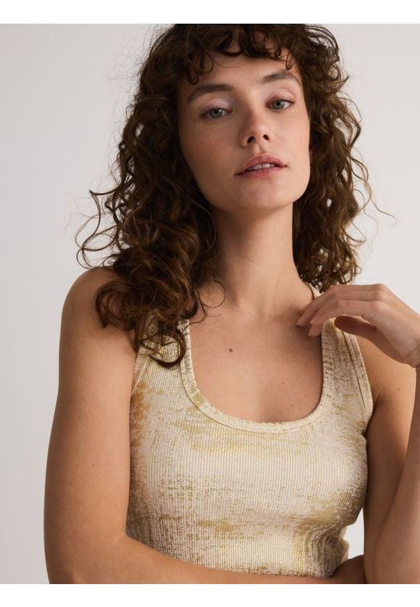 Reserved - Połyskujący top na ramiączkach - kremowy. Kolor: kremowy. Materiał: bawełna, dzianina. Długość rękawa: na ramiączkach