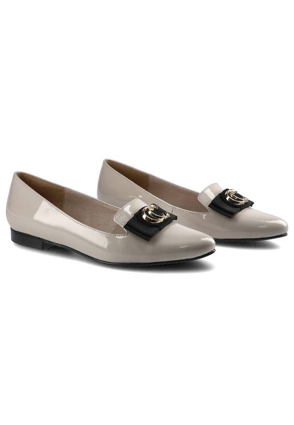 Czółenka damskie Karino, ze skórzaną lakierowaną cholewką ozdobnym paskiem z metalową aplikacją i niską elastyczną podeszwą, beżowe, 3691-001-P. Okazja: do pracy, na co dzień, na spotkanie biznesowe. Zapięcie: pasek. Kolor: beżowy. Szerokość cholewki: normalna. Wzór: aplikacja. Materiał: lakier, skóra. Obcas: na obcasie. Styl: elegancki, biznesowy, casual. Wysokość obcasa: niski