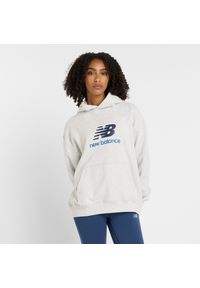 Bluza damska New Balance WT51501AHH – szara. Okazja: na co dzień. Kolor: szary. Materiał: dresówka, prążkowany, bawełna. Wzór: napisy, ze splotem. Styl: klasyczny, casual