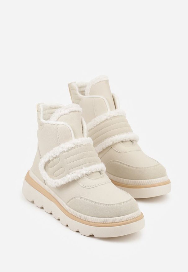 Born2be - Beżowe Śniegowce z Przeszyciami i Futerkiem Newella. Okazja: na co dzień. Zapięcie: rzepy. Kolor: beżowy. Materiał: futro. Styl: klasyczny, casual, elegancki