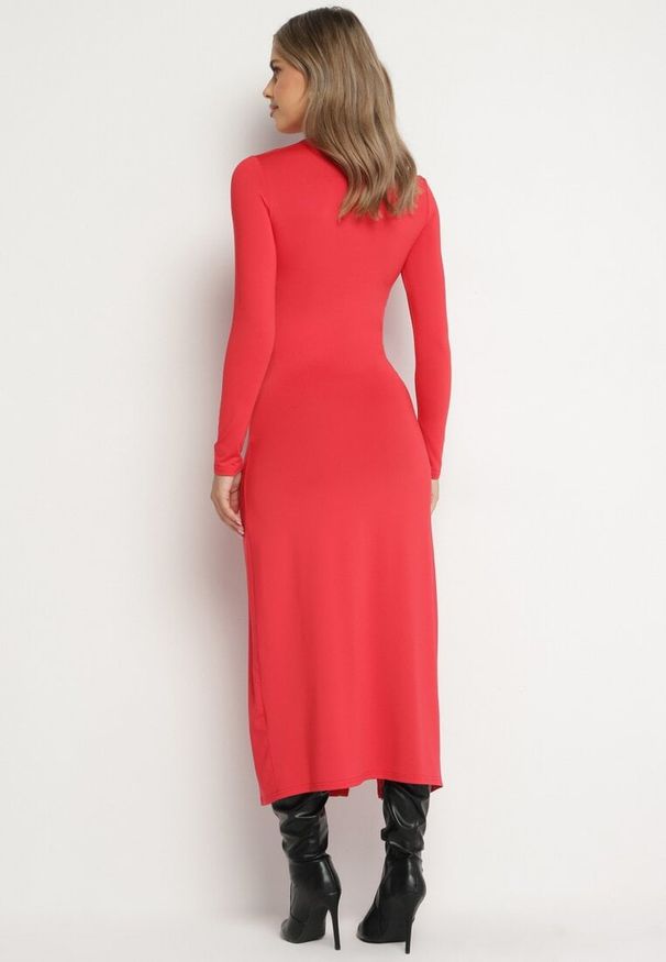 Born2be - Czerwona Sukienka Taliowana z Asymetrycznym Dekoltem i Rozcięciem Saiala. Okazja: do pracy, na spotkanie biznesowe. Kolor: czerwony. Długość rękawa: długi rękaw. Typ sukienki: asymetryczne. Styl: wizytowy, biznesowy, klasyczny