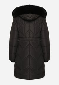 Born2be - Czarna Kurtka Pikowana o Długim Kroju z Kapturem z Futrem Ściągana w Talii Mazilie. Typ kołnierza: kaptur. Kolor: czarny. Materiał: futro. Długość rękawa: długi rękaw. Długość: długie. Styl: elegancki #2