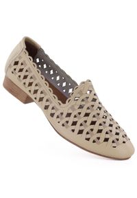 Skórzane półbuty damskie ażurowe beżowe Jezzi OL50-1. Kolor: beżowy. Materiał: skóra. Szerokość cholewki: normalna. Wzór: ażurowy #1