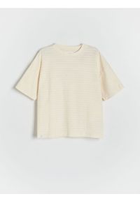 Reserved - T-shirt z naszywką - złamana biel. Materiał: dzianina, bawełna. Wzór: aplikacja