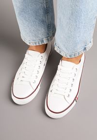 Born2be - Biało-Czerwone Trampki z Niską Cholewką Lileva. Okazja: na co dzień. Wysokość cholewki: przed kostkę. Kolor: biały. Materiał: jeans. Szerokość cholewki: normalna. Styl: casual