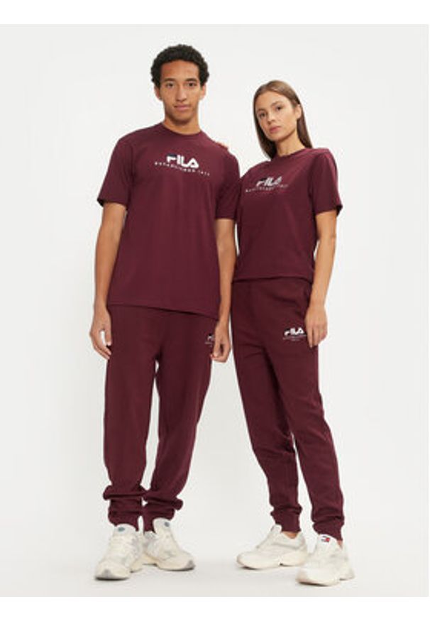 Fila T-Shirt Unisex Bedburg FAU0147 Bordowy Regular Fit. Kolor: czerwony. Materiał: bawełna