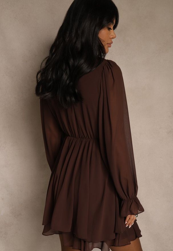 Renee - Ciemnobrązowa Siateczkowa Sukienka o Rozkloszowanym Fasonie z Falbankami Zenniria. Okazja: na wesele, na co dzień, na ślub cywilny, na imprezę. Typ kołnierza: kołnierz z falbankami. Kolor: brązowy. Materiał: poliester. Styl: casual