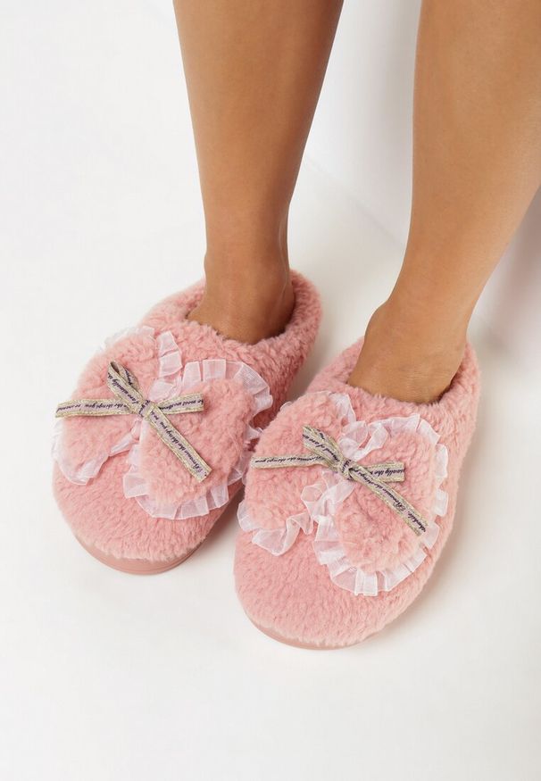 Born2be - Różowe Kapcie Pluszowe z Kokardką Xaverna. Nosek buta: okrągły. Kolor: różowy. Materiał: futro. Sezon: zima. Obcas: na obcasie. Styl: klasyczny. Wysokość obcasa: niski