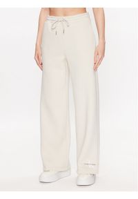 Calvin Klein Jeans Spodnie dresowe J20J221296 Écru Relaxed Fit. Materiał: dresówka, syntetyk