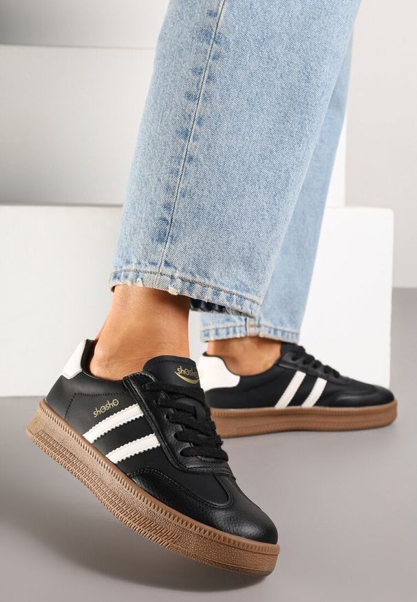 Renee - Czarno-Białe Sneakersy Sportowe z Ozdobnymi Paskami i Przeszyciami Wenilan. Okazja: na co dzień. Zapięcie: pasek. Kolor: czarny. Materiał: jeans. Wzór: paski. Obcas: na płaskiej podeszwie