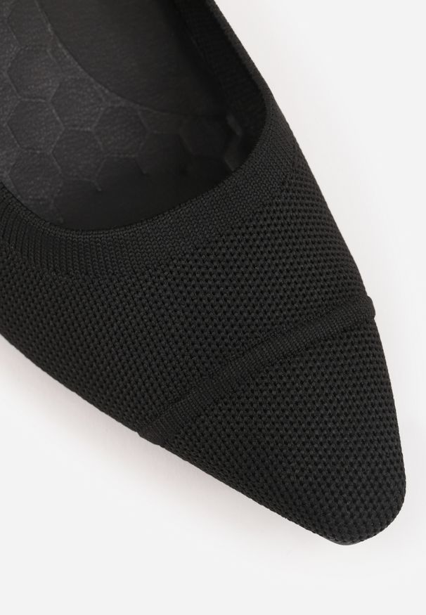 Renee - Czarne Strukturalne Czółenka VICES na Słupkowym Obcasie Abathise. Nosek buta: otwarty. Kolor: czarny. Materiał: skóra, materiał. Obcas: na obcasie. Wysokość obcasa: średni