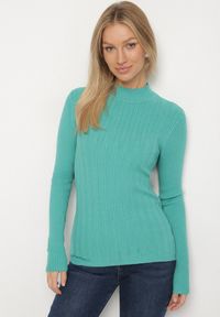 Born2be - Jasnozielony Golf Ozdobiony Tłoczeniem Amilta. Okazja: na co dzień. Typ kołnierza: golf. Kolor: zielony. Materiał: jeans. Wzór: aplikacja. Styl: casual, elegancki