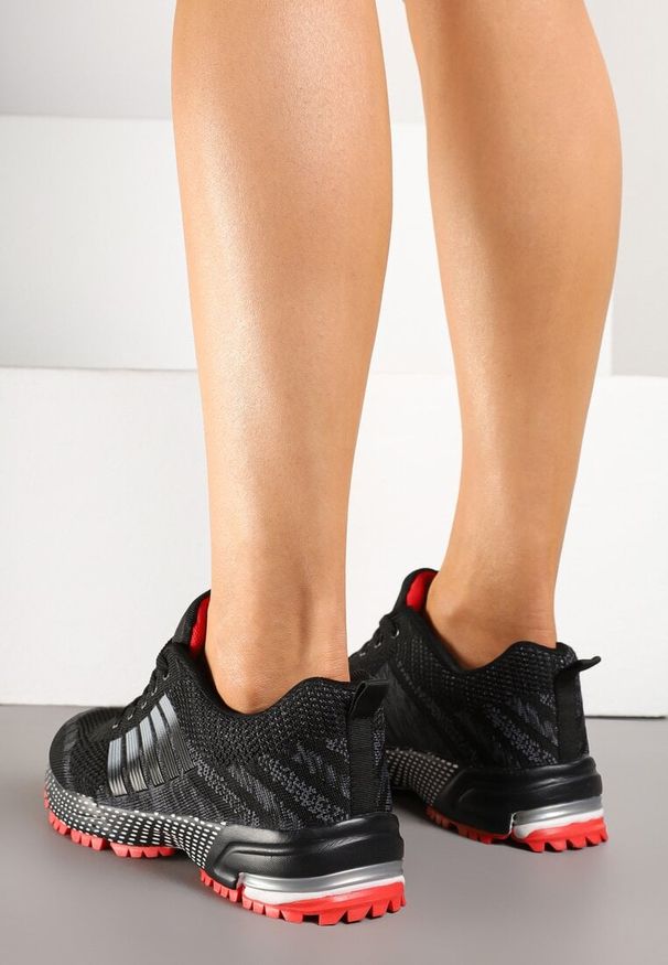 Renee - Czarno-Czerwone Sneakersy w Sportowym Stylu Luricca. Okazja: na co dzień. Kolor: czarny. Sezon: wiosna, lato. Sport: fitness