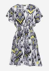 Born2be - Czarno-Biała Sukienka Rozkloszowana z Kopertowym Dekoltem i Gumką w Pasie Emrra. Okazja: na plażę, na co dzień. Typ kołnierza: dekolt kopertowy. Kolor: czarny. Materiał: tkanina. Sezon: lato. Typ sukienki: kopertowe. Styl: casual #3