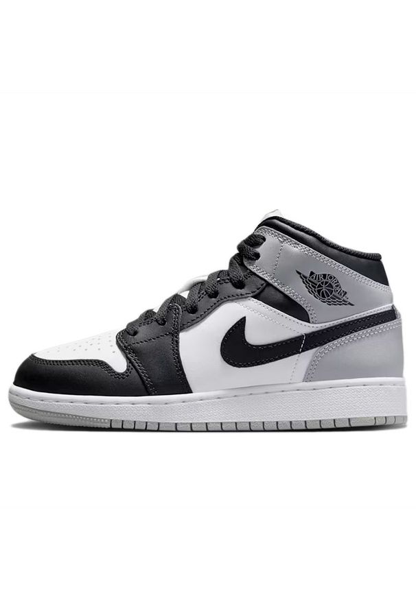 Buty młodzieżowe Nike Air Jordan 1 Mid DQ8423-101 - biało-czarne. Kolor: czarny, biały, wielokolorowy. Materiał: guma, syntetyk, materiał, skóra. Szerokość cholewki: normalna