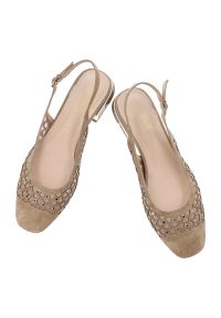 Sandały damskie S.Barski, ze skóry naturalnej z ażurową cholewką i niskim ozdobnym obcasem, beżowe, CR61-3019. Okazja: na co dzień. Zapięcie: pasek. Kolor: beżowy. Wzór: ażurowy. Materiał: skóra. Sezon: lato. Obcas: na obcasie. Styl: casual, elegancki, klasyczny, wizytowy. Wysokość obcasa: średni #4