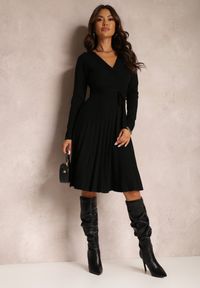 Renee - Czarna Sukienka Dzianinowa z Wiązaniem i Plisowanym Dołem Phelleira. Kolor: czarny. Materiał: dzianina. Długość rękawa: długi rękaw. Typ sukienki: kopertowe, plisowane. Długość: mini #2