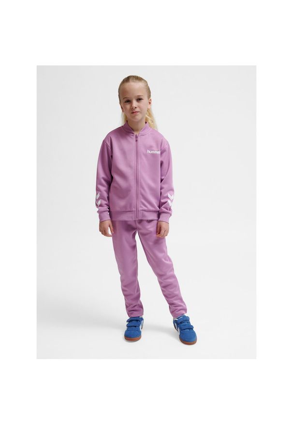 Dziecięcy dres Hummel Tukas. Okazja: na uczelnię. Kolor: fioletowy, różowy, wielokolorowy. Materiał: dresówka. Styl: sportowy
