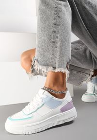 Renee - Biało-Niebieskie Sneakersy Amarhele. Wysokość cholewki: przed kostkę. Zapięcie: sznurówki. Kolor: niebieski. Szerokość cholewki: normalna. Wzór: aplikacja