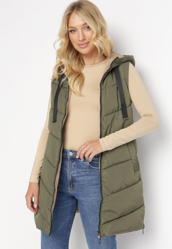 Born2be - Zielona Pikowana Kamizelka Dwustronna z Kapturem Essata. Okazja: na co dzień, na spacer. Typ kołnierza: kaptur. Kolor: zielony. Materiał: jeans. Wzór: gładki. Styl: sportowy, klasyczny, casual