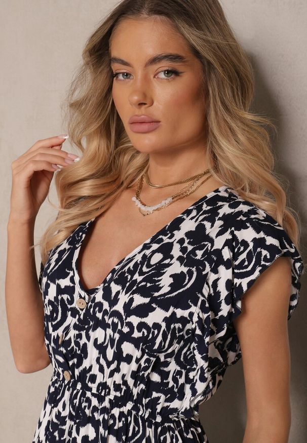 Renee - Granatowa Sukienka z Bawełny Rozkloszowana z Falbanami w Roślinny Wzór Zalimara. Okazja: na co dzień. Typ kołnierza: dekolt w kształcie V. Kolor: niebieski. Materiał: bawełna. Długość rękawa: krótki rękaw. Styl: casual, klasyczny