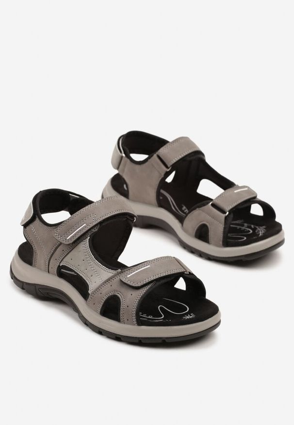 Born2be - Szare Sandały Vices w Sportowym Stylu z Perforacją Solazi. Okazja: na plażę, na co dzień, na spacer. Nosek buta: otwarty. Zapięcie: rzepy. Kolor: szary. Materiał: jeans. Wzór: kolorowy. Sezon: lato. Styl: sportowy