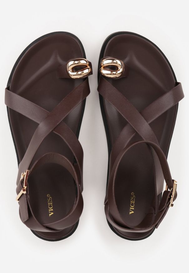 Born2be - Ciemnobrązowe Sandały Japonki VICES z Metaliczną Aplikacją i Paskiem na Duży Palec Zellanya. Okazja: na co dzień. Zapięcie: pasek. Kolor: brązowy. Wzór: aplikacja. Styl: casual, elegancki