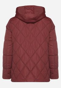 Born2be - Czerwona Pikowana Kurtka z Kapturem i Ozdobnymi Suwakami Carnaye. Okazja: na co dzień, na spacer. Typ kołnierza: kaptur. Kolekcja: plus size. Kolor: czerwony. Materiał: jeans. Styl: sportowy, casual, elegancki #7
