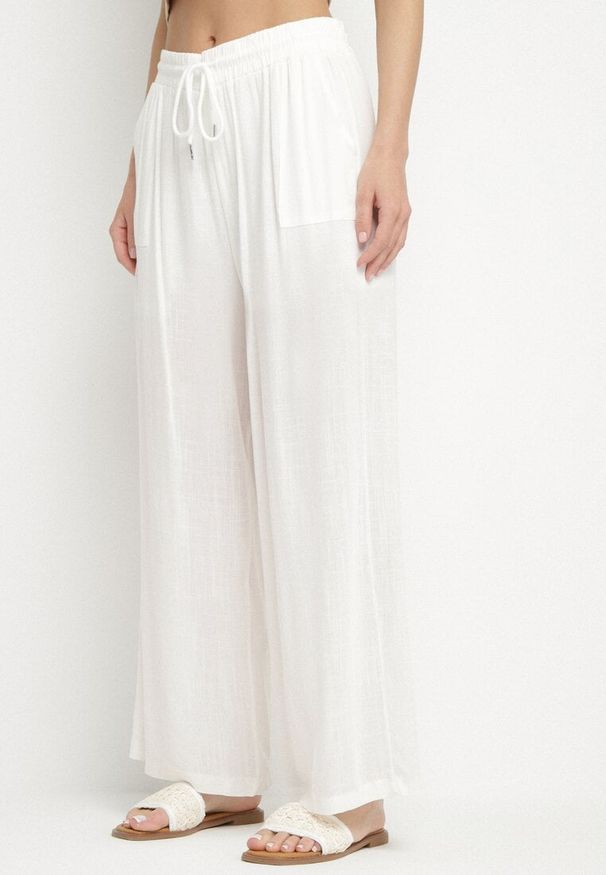 Born2be - Białe Spodnie Bawełniane Szerokie z Gumką w Pasie Efranica. Okazja: na co dzień. Kolor: biały. Materiał: bawełna. Styl: elegancki, casual