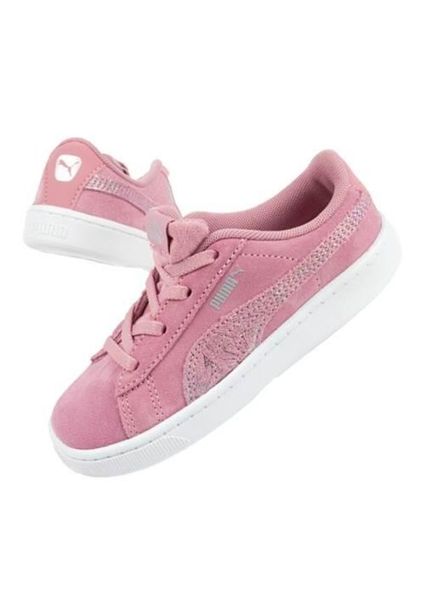 Buty do chodzenia niemowlęce Puma Vikky. Zapięcie: sznurówki. Kolor: różowy. Materiał: materiał, syntetyk. Szerokość cholewki: normalna. Model: Puma Vikky. Sport: turystyka piesza