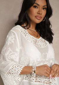 Renee - Biała Bluzka Boho z Bawełny o Kroju Oversize Zdobiona Haftem i Koronką Mailenai. Okazja: na co dzień. Typ kołnierza: dekolt w serek. Kolor: biały. Materiał: bawełna, koronka. Długość rękawa: krótki rękaw. Długość: krótkie. Wzór: haft, koronka, aplikacja. Styl: boho