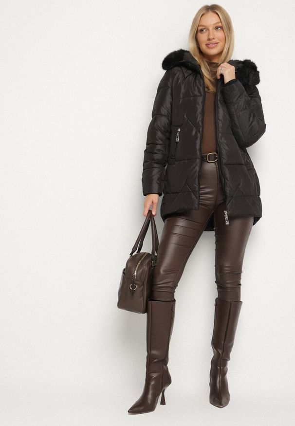 Born2be - Czarna Pikowana Kurtka o Pudełkowym Kroju z Kapturem z Futerkiem Rearria. Okazja: na co dzień. Typ kołnierza: kaptur. Kolor: czarny. Materiał: futro. Sezon: zima. Styl: casual, klasyczny