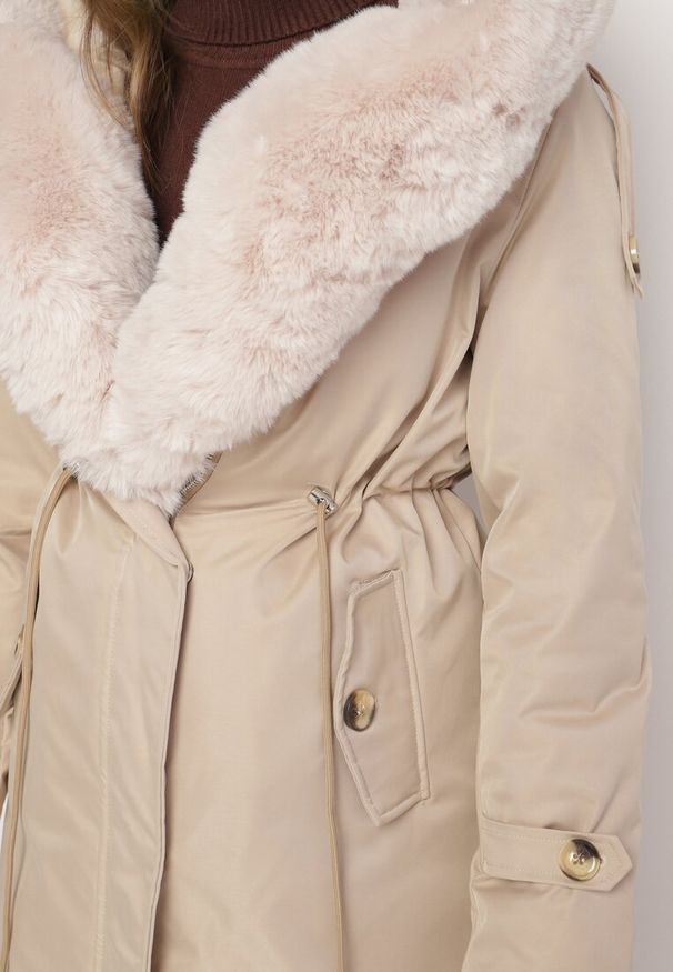 Born2be - Jasnobeżowa Kurtka Parka z Kapturem Futrzaną Wyściółką i Ściągaczem w Talii Semarien. Okazja: na co dzień. Typ kołnierza: kaptur. Kolor: beżowy. Materiał: futro. Długość rękawa: długi rękaw. Długość: długie. Styl: casual, klasyczny