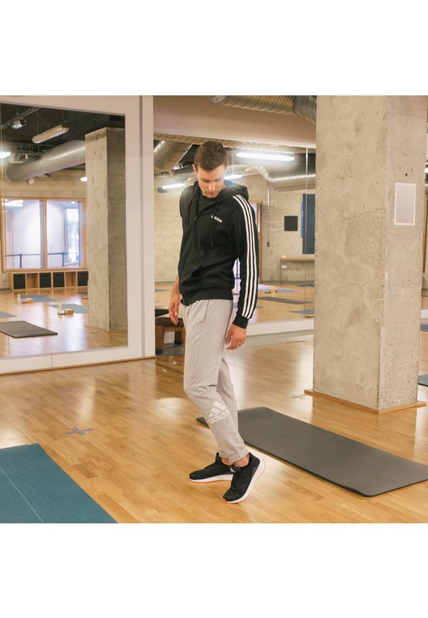 Adidas - Spodnie dresowe Gym & Pilates męskie. Materiał: bawełna, poliester. Sport: joga i pilates