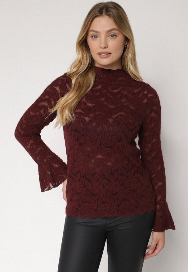 Born2be - Bordowa Koronkowa Bluzka ze Stójką i Rozszerzanymi Rękawami Nefina. Okazja: na co dzień. Typ kołnierza: kołnierzyk stójkowy. Kolor: czerwony. Materiał: koronka. Wzór: aplikacja. Styl: klasyczny, casual, elegancki