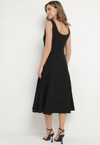 Born2be - Czarna Klasyczna Sukienka o Rozkloszowanym Kroju Delure. Okazja: na imprezę. Typ kołnierza: dekolt kwadratowy. Kolor: czarny. Wzór: aplikacja. Styl: klasyczny #6