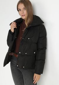 Born2be - Czarna Kurtka Pikowana ze Stójką Astasia. Typ kołnierza: kołnierzyk stójkowy. Kolor: czarny. Wzór: jednolity. Sezon: zima, jesień. Styl: elegancki #4