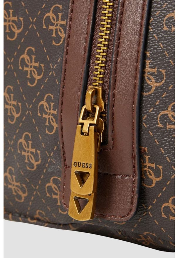 Guess - GUESS Brązowa torba podróżna Milano. Kolor: brązowy. Materiał: materiał