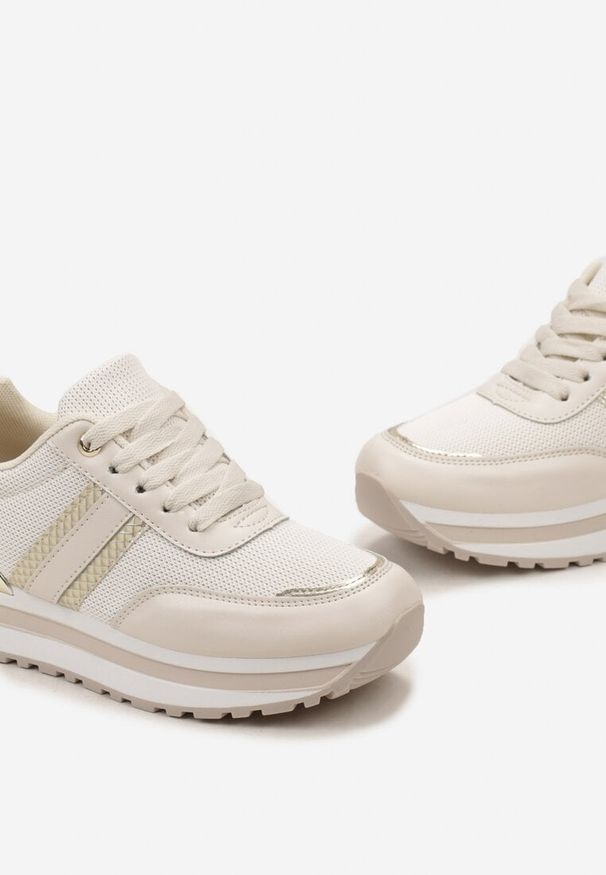 Renee - Beżowe Sneakersy na Podeszwie w Paski z Metalicznymi Wstawkami i Siateczką Silenalo. Zapięcie: pasek. Kolor: beżowy. Materiał: materiał. Wzór: paski