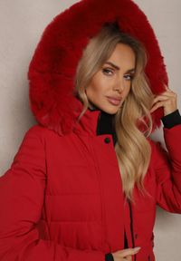 Renee - Czerwona Kurtka z Pikowaniem Odpinanym Kapturem i Futerkiem z Paskiem Vortinay. Okazja: na co dzień. Kolor: czerwony. Materiał: futro. Styl: elegancki, casual #5